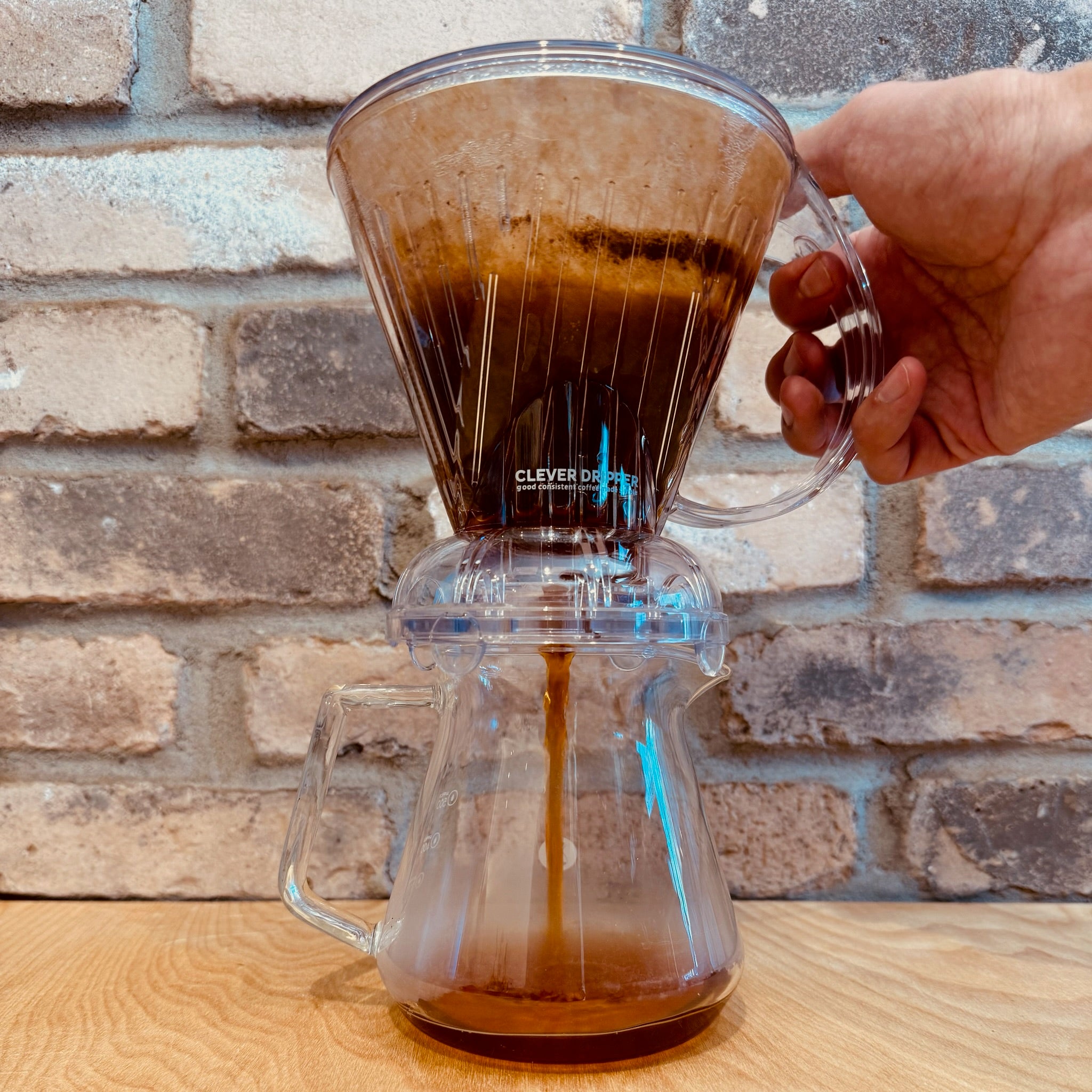 Clever dripper brewing method combining immersion and pour-over for balanced coffee
